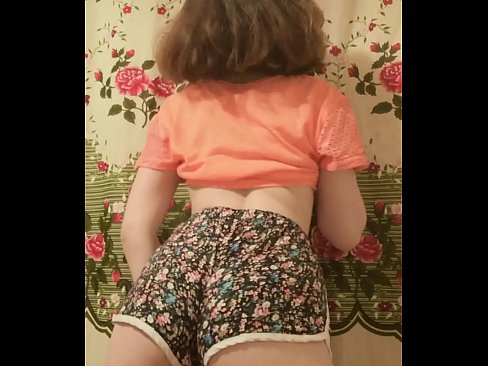 ❤️ セクシーな若いベイブがカメラでショーツを脱ぐ ️ アナルビデオ ❌️