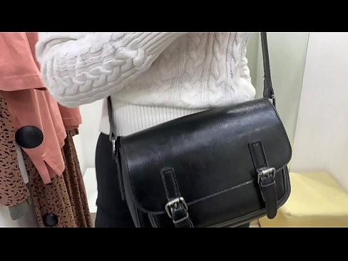 ❤️ 試着室でディルドを使った若い雌犬フェラルベリーの公開オナニー ️ アナルビデオ ❌️
