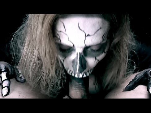 ❤️ 魔性の女、黒い口でチンコをしゃぶり、ザーメンを飲み込む。 ️ アナルビデオ ❌️