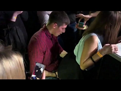 ❤️ ロシアのナイトクラブでリアルセックス。18歳のロシア人少女がナイトクラブで肛門と膣を犯される ️ アナルビデオ ❌️